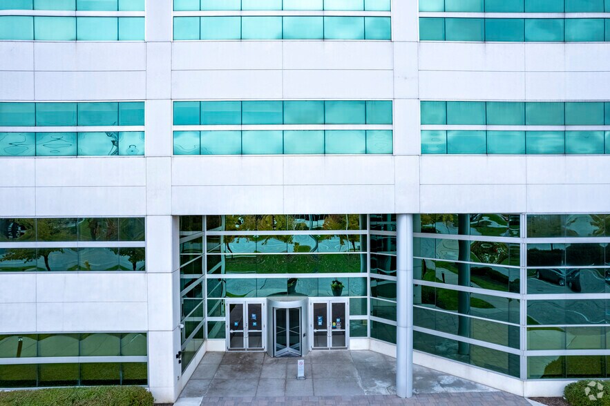 1380 Rodick Rd, Markham, ON à vendre - Photo de l’immeuble – Image 3 sur 11