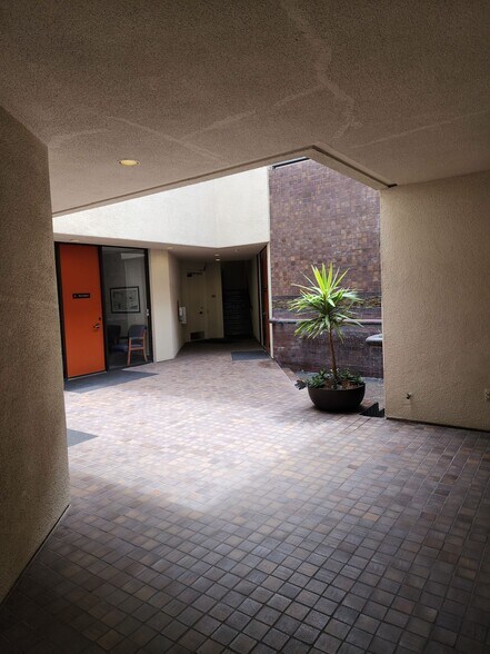 25241 Paseo De Alicia, Laguna Hills, CA à louer - Photo de l’immeuble – Image 3 sur 33