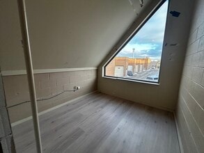 1105 Crestlawn Dr, Mississauga, ON à louer Photo intérieure– Image 2 sur 12