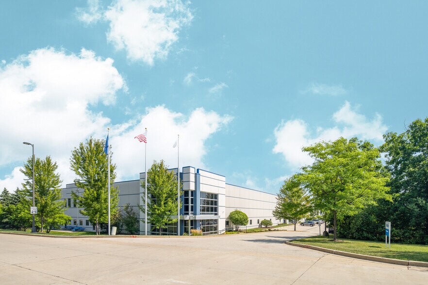 100 W Oakwood Rd, Oak Creek, WI à louer - Photo de l’immeuble – Image 3 sur 12