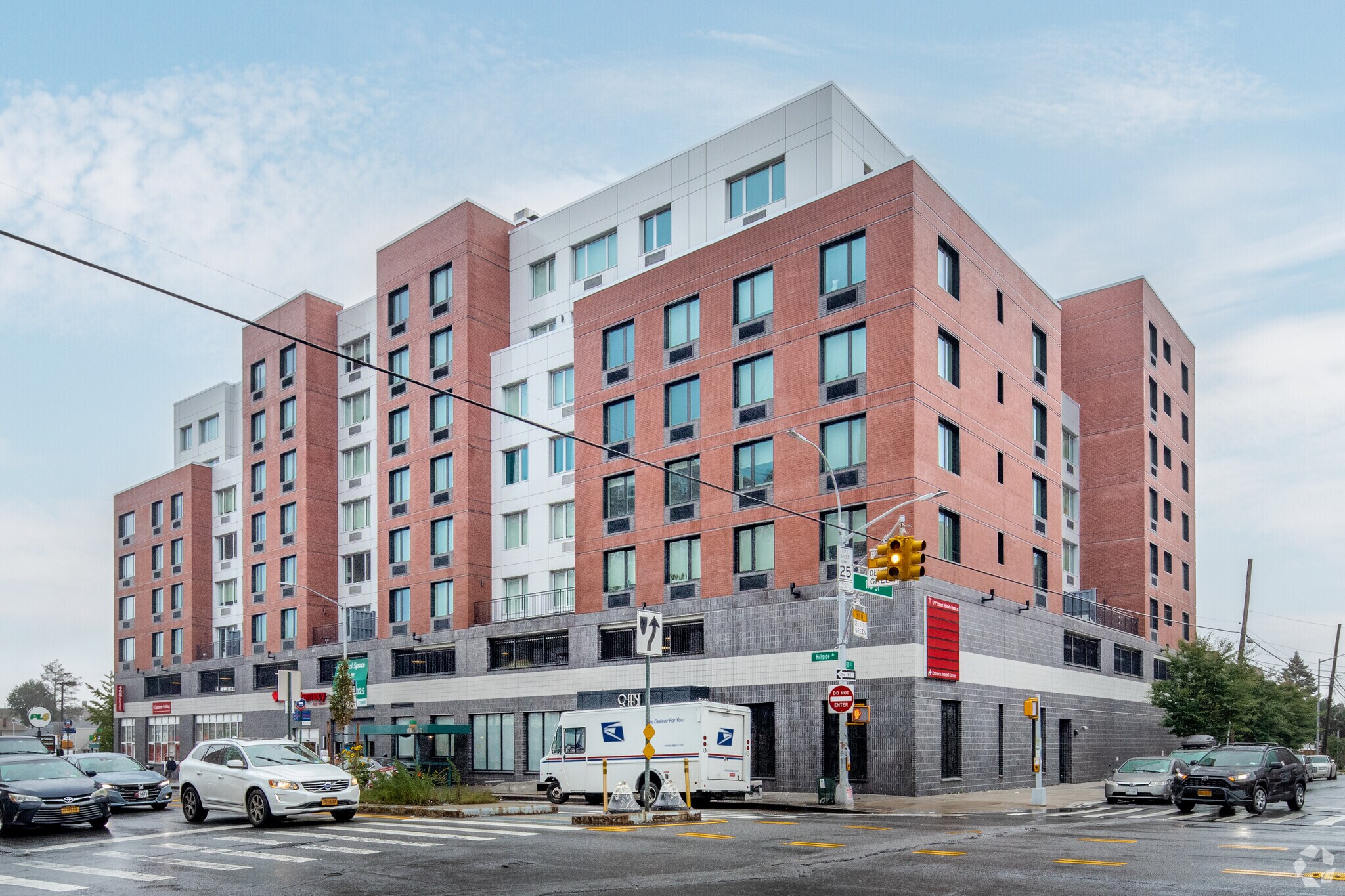 178-02 Hillside Ave, Jamaica, NY à louer Photo de l’immeuble– Image 1 sur 27