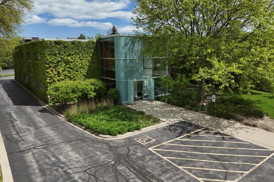 105 Schelter Rd, Lincolnshire, IL à louer - Photo de l’immeuble – Image 1 sur 11