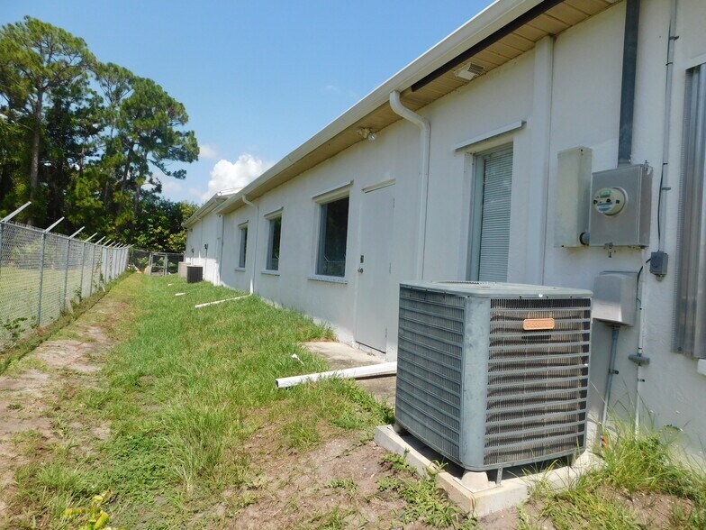 5060 Industry Dr, Melbourne, FL à louer - Photo de l’immeuble – Image 3 sur 26