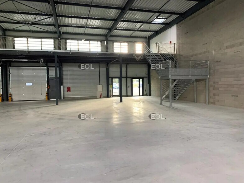 Local d’activités dans Vedène à louer - Photo de l’immeuble – Image 2 sur 3