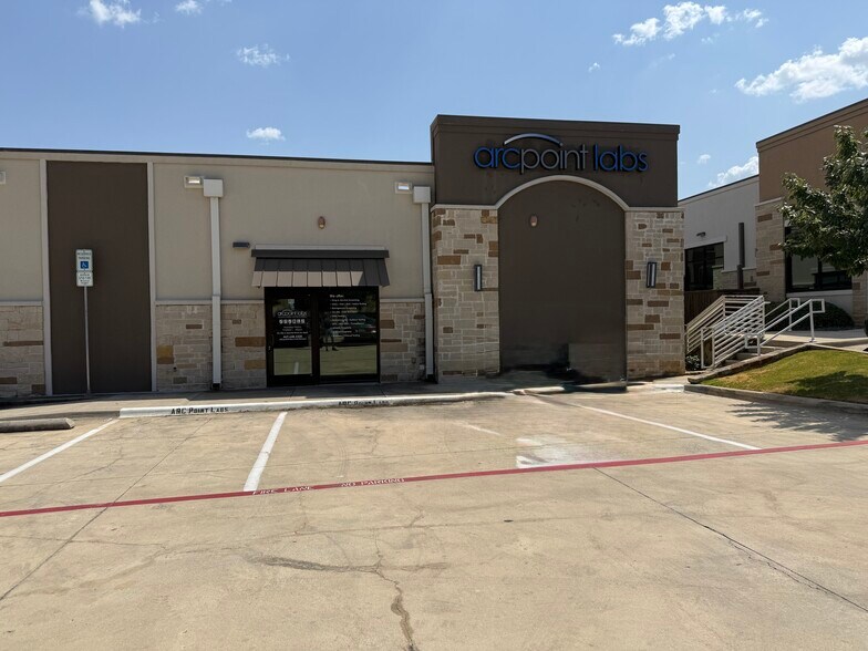 2721 Shoreline Dr, Denton, TX à louer - Photo de l’immeuble – Image 2 sur 2
