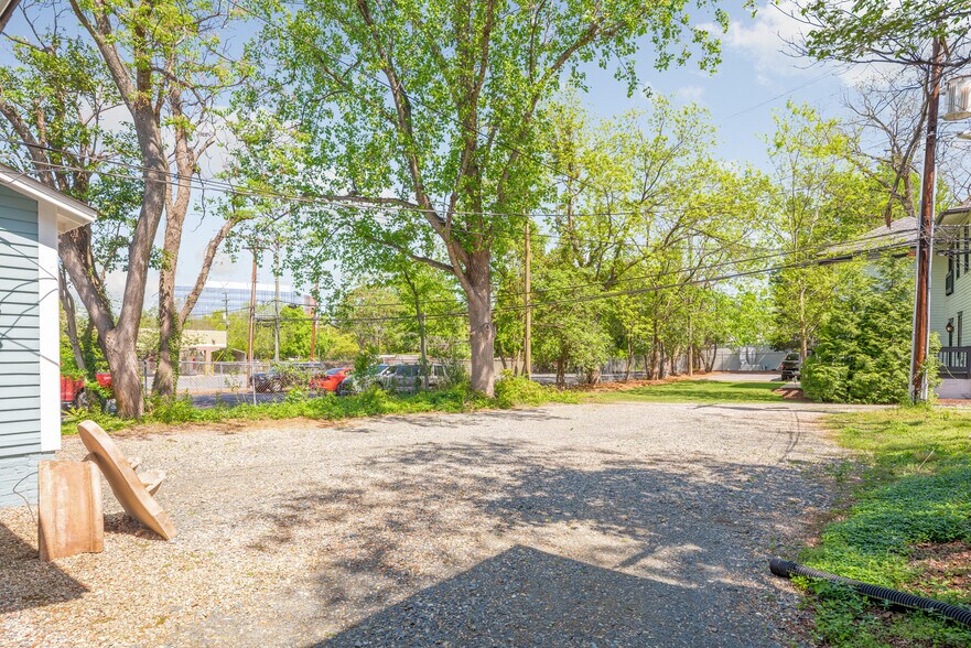 221 E Kingston Ave, Charlotte, NC à louer - Photo de l’immeuble – Image 2 sur 29