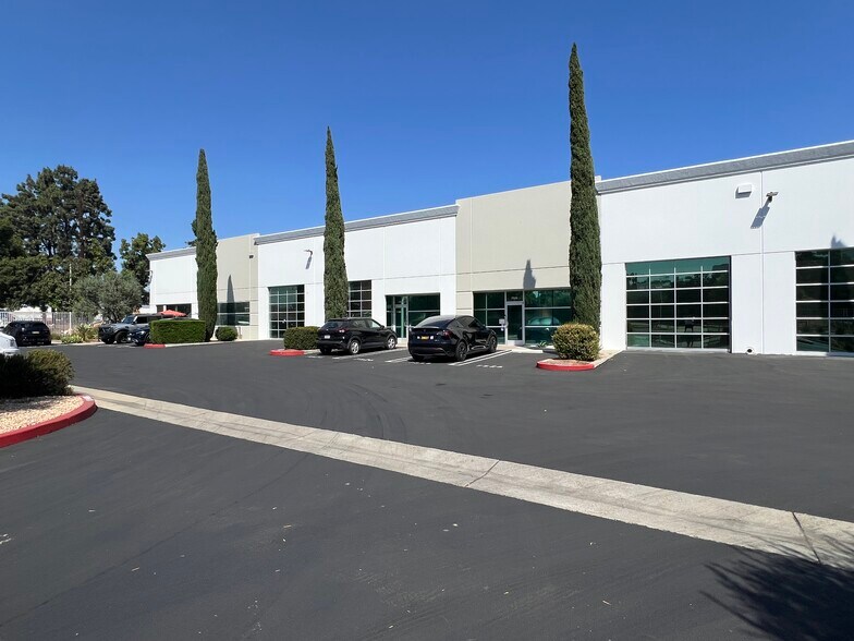 7500-7536 Tyrone Ave, Van Nuys, CA à vendre - Photo de l’immeuble – Image 2 sur 11