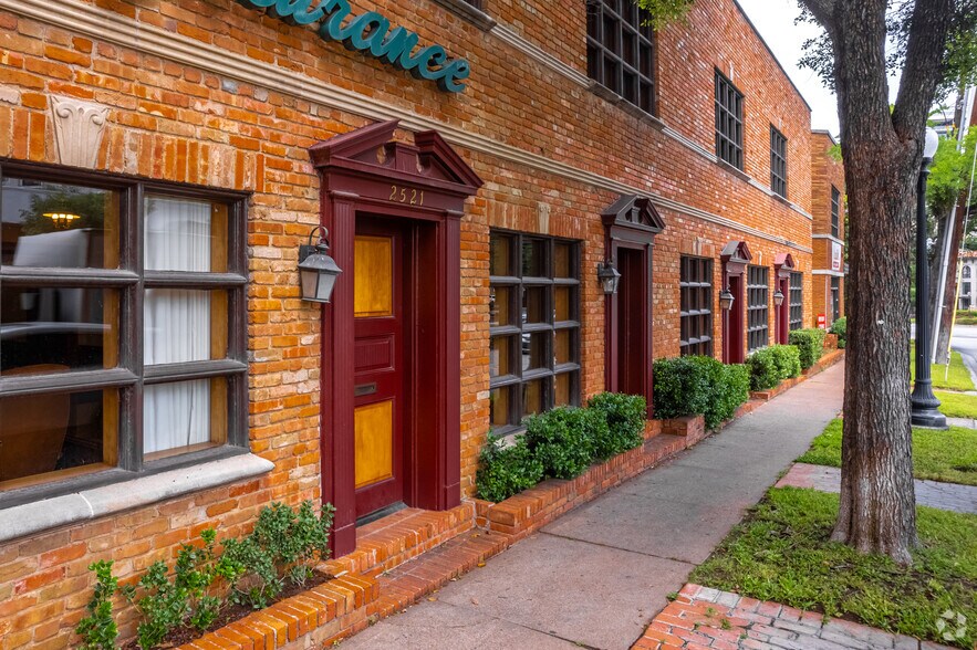 2521 Cedar Springs Rd, Dallas, TX à louer - Photo de l’immeuble – Image 3 sur 12