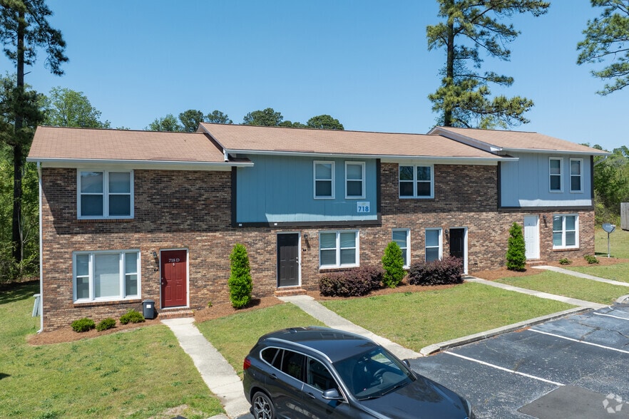 704 Windy Hill Cir, Fayetteville, NC à vendre - Photo principale – Image 1 sur 43