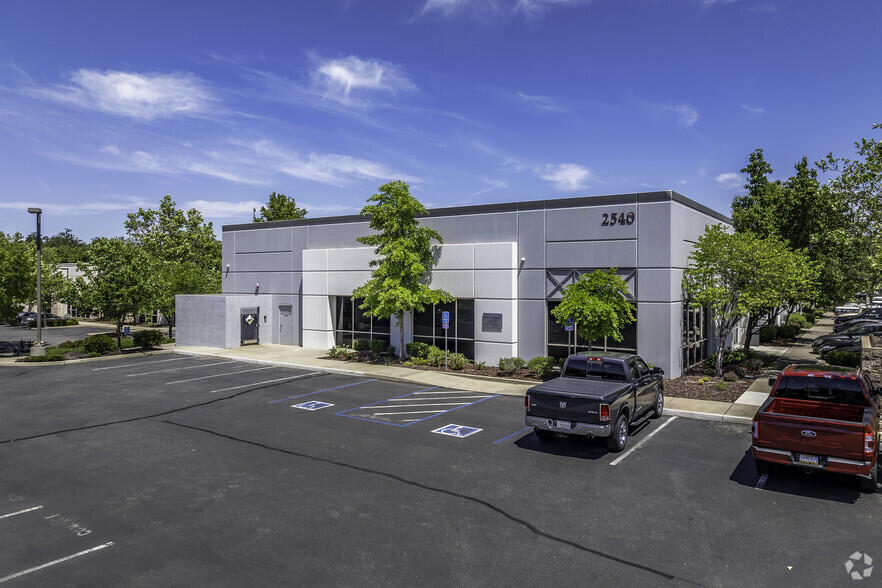 2540 Warren Dr, Rocklin, CA à louer - Photo de l’immeuble – Image 3 sur 15