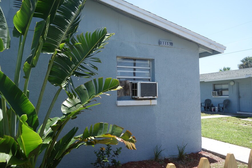 2107 Washington St NE, Palm Bay, FL à vendre - Photo de l’immeuble – Image 3 sur 12