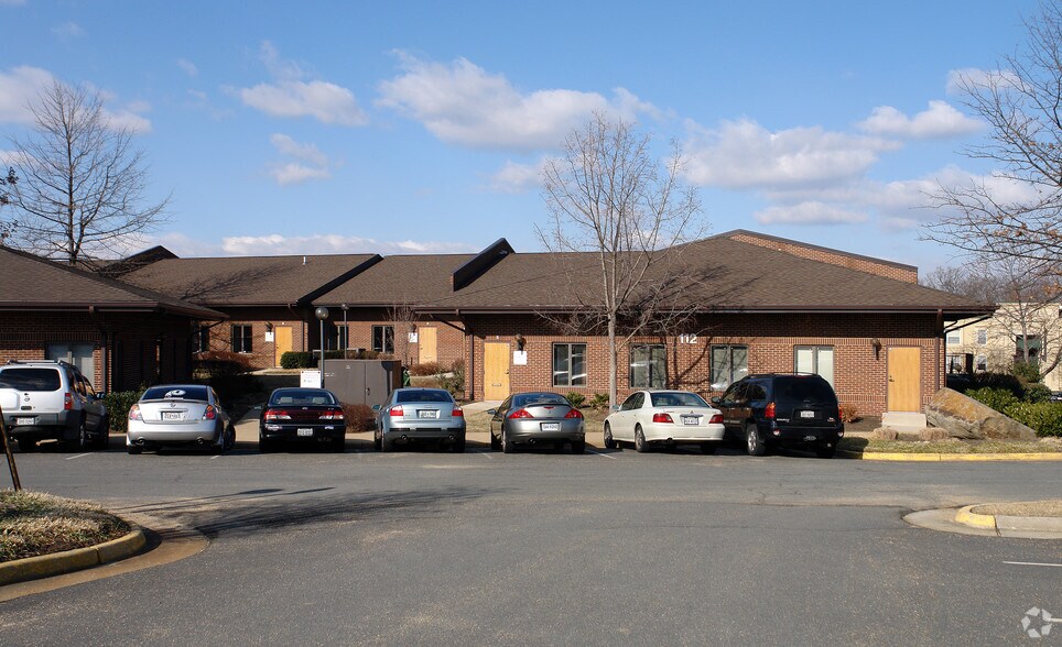 112 Elden St, Herndon, VA à vendre - Photo de l’immeuble – Image 3 sur 6