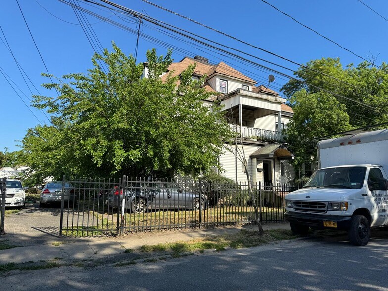 1362 Gipson St, Far Rockaway, NY à vendre - Photo principale – Image 1 sur 1