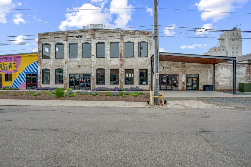 1325 Quincy St NE, Minneapolis, MN à louer - Photo de l’immeuble – Image 1 sur 28