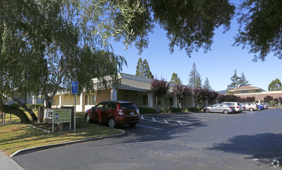 2542 Samaritan Dr, San Jose, CA à louer - Photo de l’immeuble – Image 3 sur 14