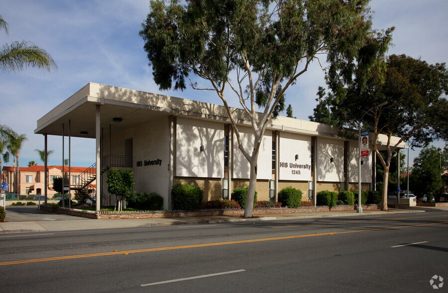 1245 W 6th St, Corona, CA à louer - Photo de l’immeuble – Image 3 sur 15