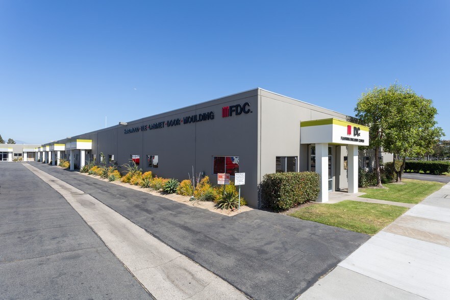 3720-3750 Warner Ave, Santa Ana, CA à louer - Photo de l’immeuble – Image 3 sur 6