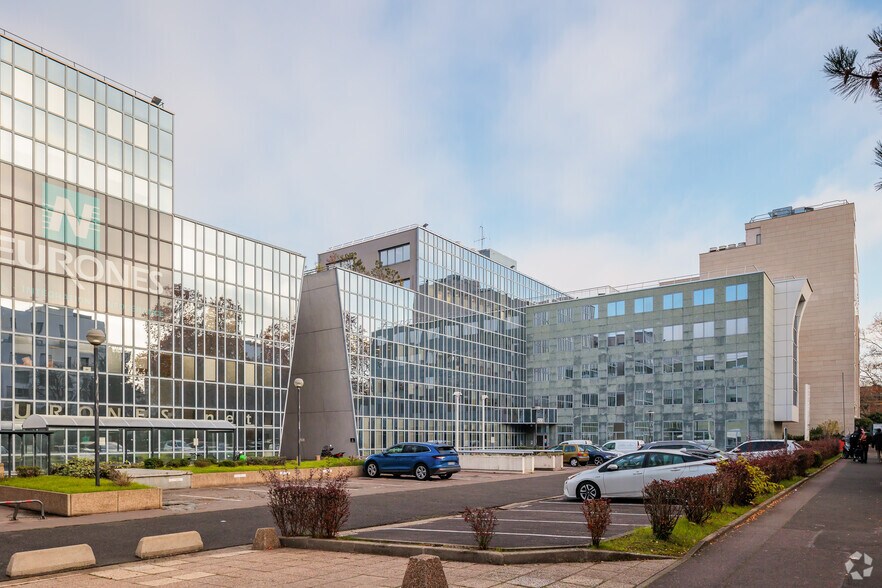 Bureau dans Nanterre à louer - Photo de l’immeuble – Image 2 sur 4