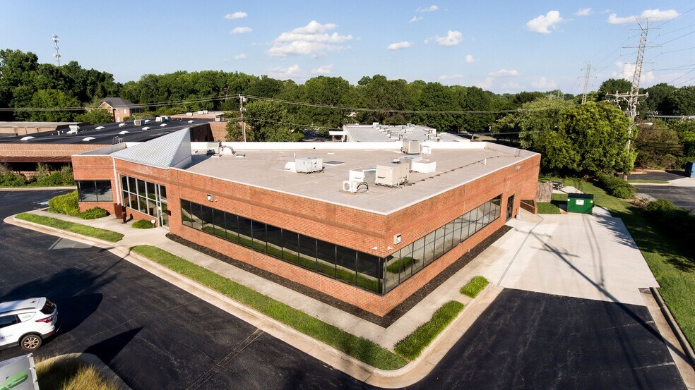 115 Pomona Dr, Greensboro, NC à louer - Photo principale – Image 1 sur 59