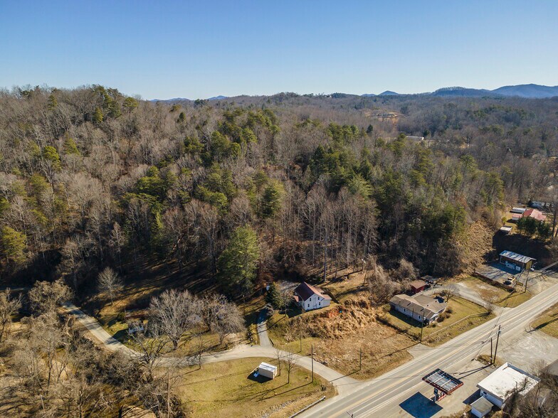 717 Bat Cave Rd, Old Fort, NC à vendre - Photo de l’immeuble – Image 2 sur 11