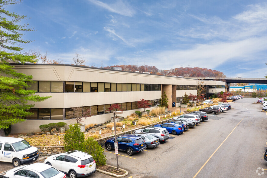 3 W Main St, Elmsford, NY à louer - Photo principale – Image 1 sur 7