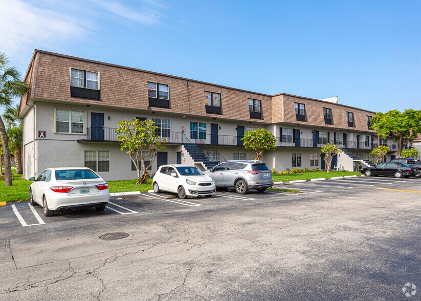 3901 36th Ct, West Palm Beach, FL à vendre - Photo de l’immeuble – Image 3 sur 32