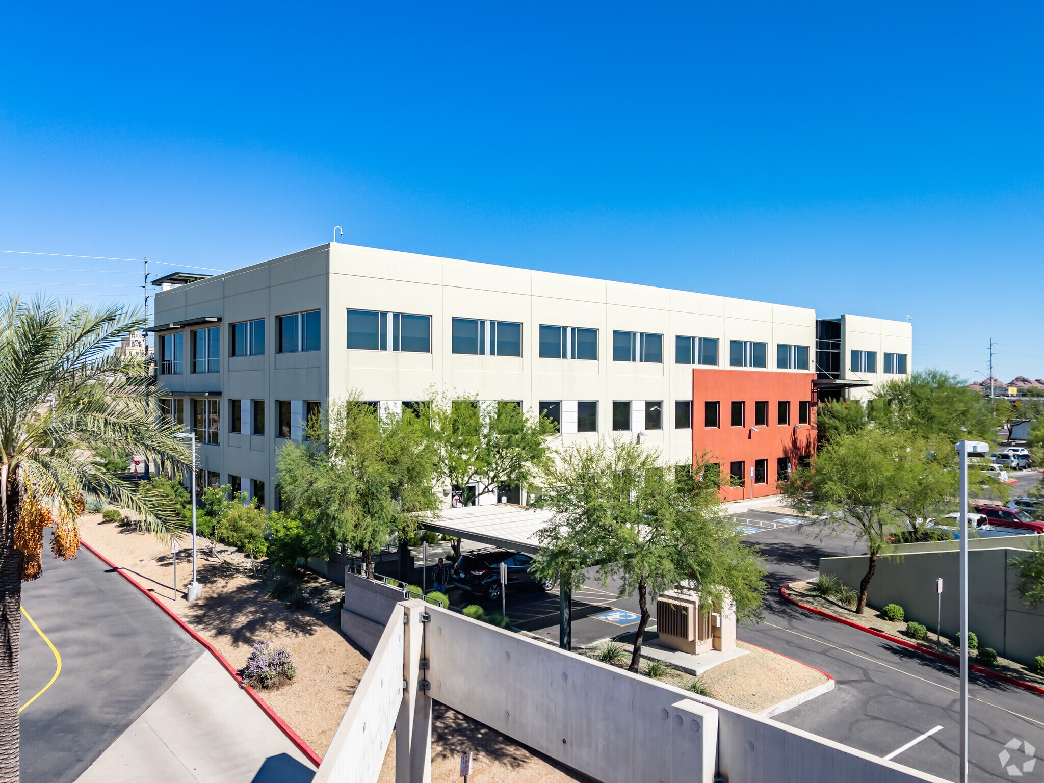 5055 E Washington St, Phoenix, AZ à louer Photo principale– Image 1 sur 8