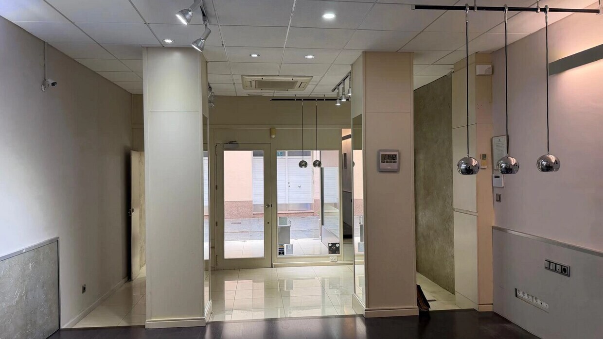 Local commercial dans Badalona, Barcelona à louer Photo principale– Image 1 sur 3