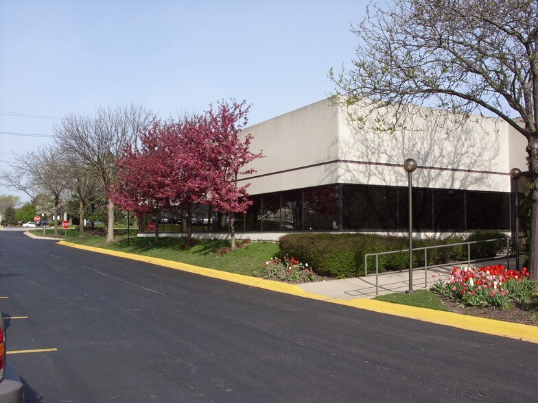 1251 N Plum Grove Rd, Schaumburg, IL à louer - Photo de l’immeuble – Image 3 sur 19