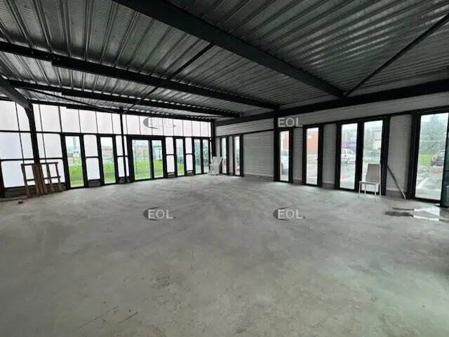 Local d’activités dans Le Coudray-Montceaux à louer - Photo de l’immeuble – Image 3 sur 4