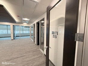 535 E Diehl Rd, Naperville, IL à louer Photo intérieure– Image 1 sur 6