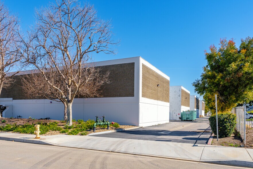 4600-4650 Calle Quetzal, Camarillo, CA à louer - Photo de l’immeuble – Image 3 sur 6