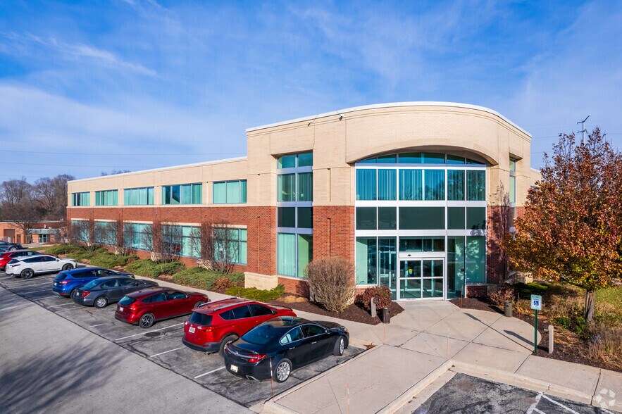 5650 N Green Bay Ave, Glendale, WI à louer - Photo de l’immeuble – Image 1 sur 10