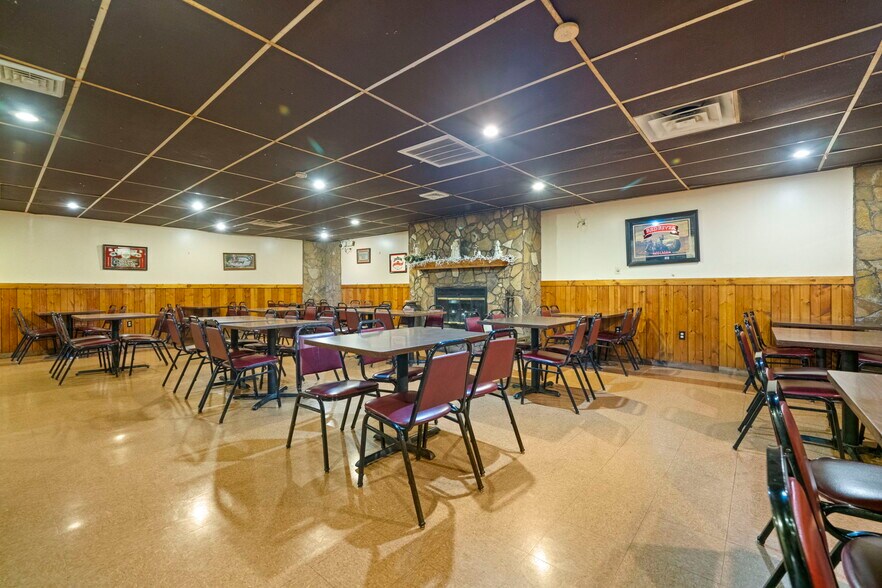 208 N Walnut St, Stillman Valley, IL à vendre - Photo de l’immeuble – Image 2 sur 52