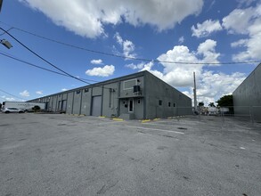 10000-10020 NW 79th Ave, Hialeah, FL à louer Photo de l’immeuble– Image 1 sur 1