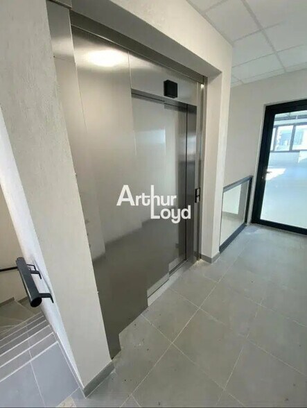 Bureau dans Fréjus à louer - Photo de l’immeuble – Image 3 sur 4