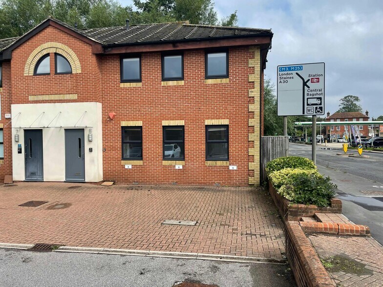 8 Tanners Yard, London Road, Bagshot à louer - Photo de l’immeuble – Image 2 sur 13