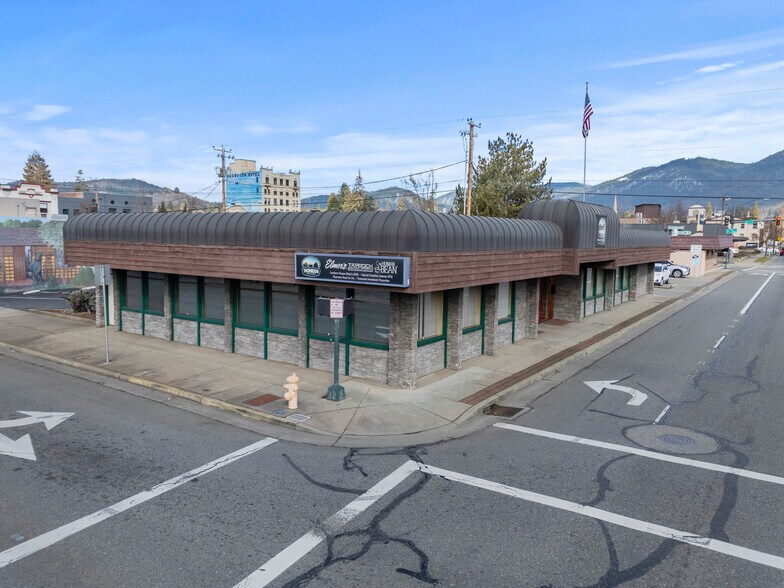 206 NE 7th St, Grants Pass, OR à vendre - Photo de l’immeuble – Image 2 sur 22