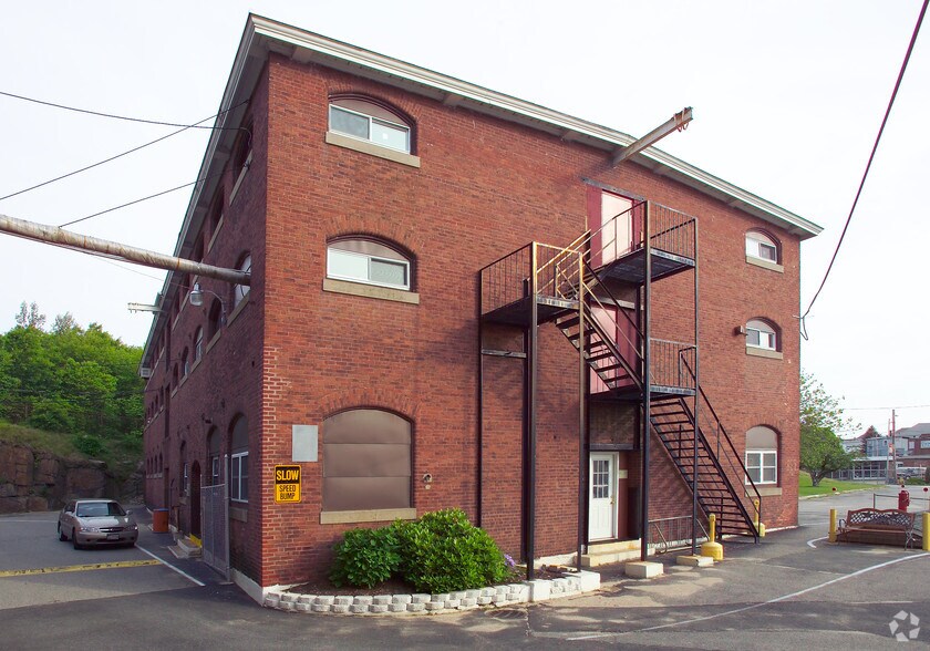 847 Pleasant St, Fall River, MA à louer - Photo de l’immeuble – Image 2 sur 9