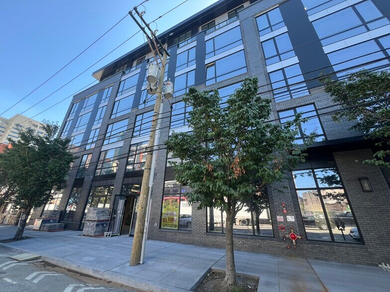 139 Christopher Columbus Dr, Jersey City, NJ à louer - Photo de l’immeuble – Image 2 sur 4