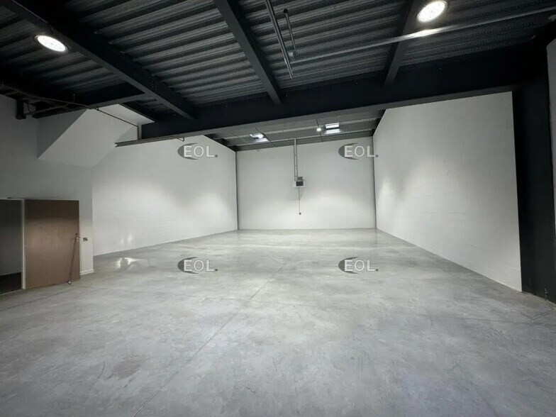 Local d’activités dans Corbeil-Essonnes à louer - Photo de l’immeuble – Image 2 sur 16