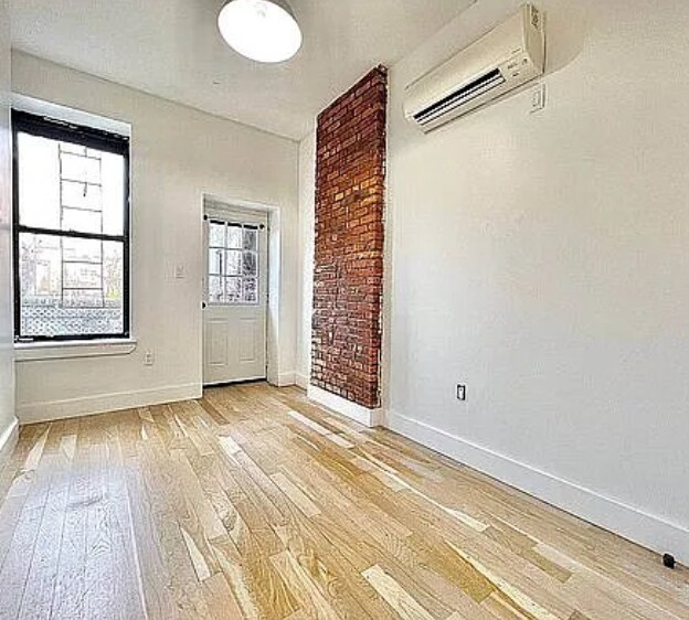609 Seneca Ave, Ridgewood, NY à vendre - Photo intérieure – Image 3 sur 16