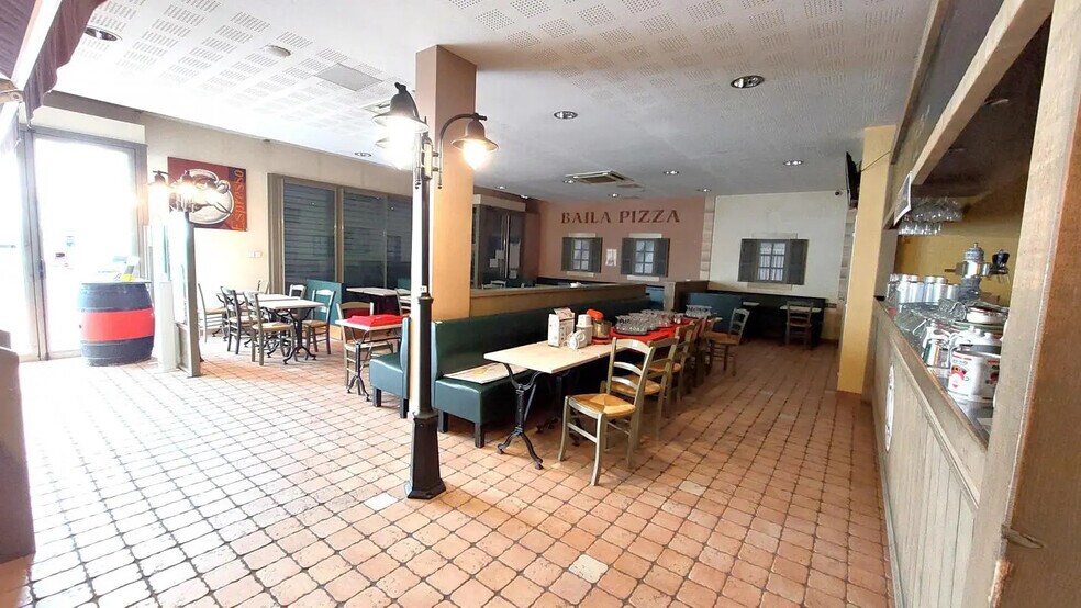 Local commercial dans ANTRAN à louer - Photo de l’immeuble – Image 3 sur 6