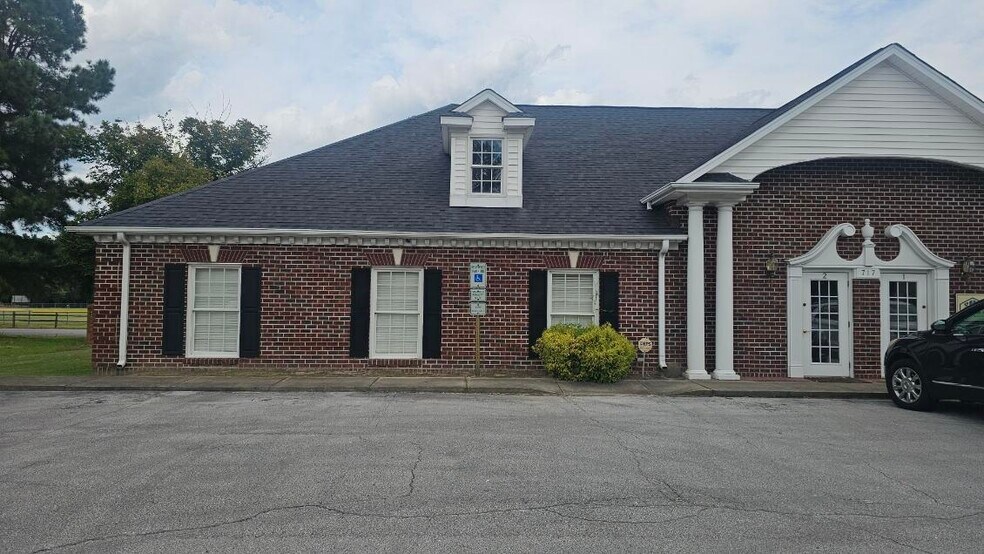 717 Rosanne Dr, Kinston, NC à louer - Photo de l’immeuble – Image 2 sur 10