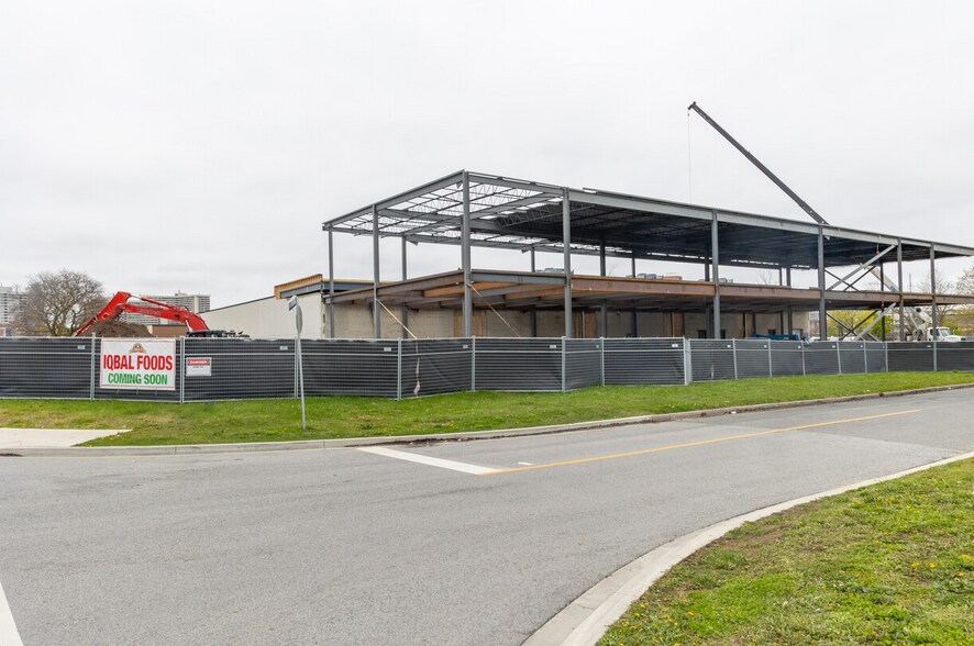 100 Thorncliffe Park Dr, Toronto, ON à louer - Photo de l’immeuble – Image 3 sur 3