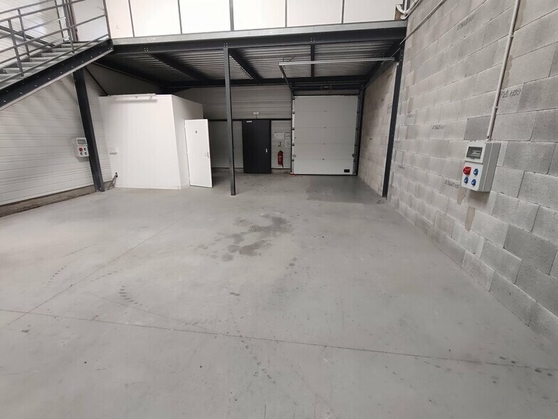 Local d’activités dans Vaulx-Milieu à louer - Photo de l’immeuble – Image 3 sur 12