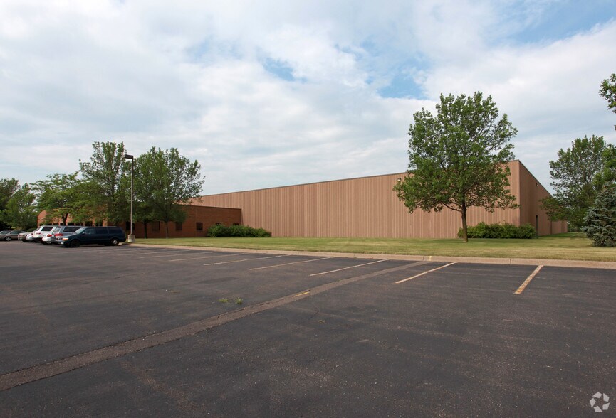 7509 Boone Ave N, Brooklyn Park, MN à louer - Photo de l’immeuble – Image 1 sur 8
