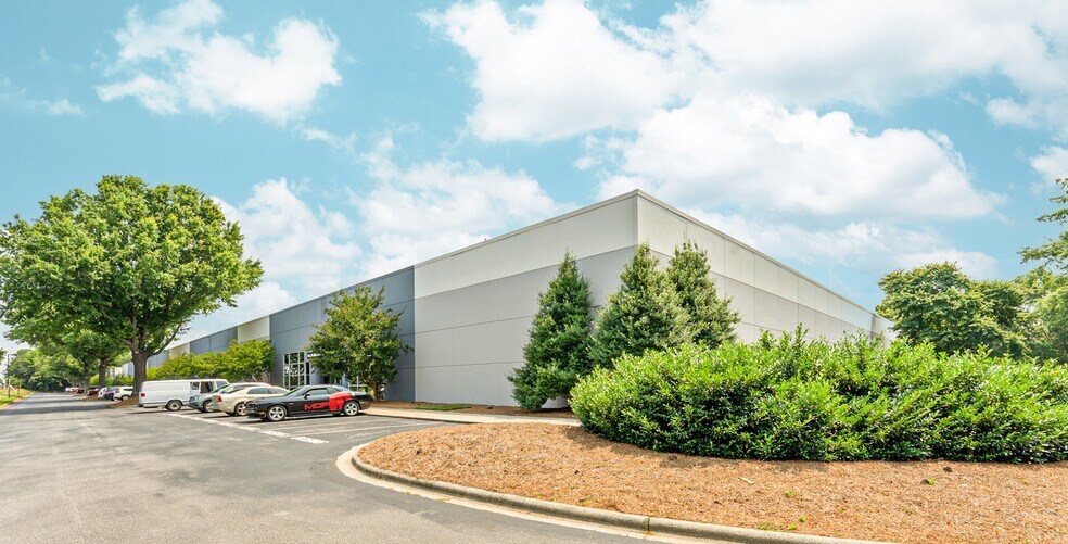 241 Burgess Rd, Greensboro, NC à louer - Photo de l’immeuble – Image 1 sur 4