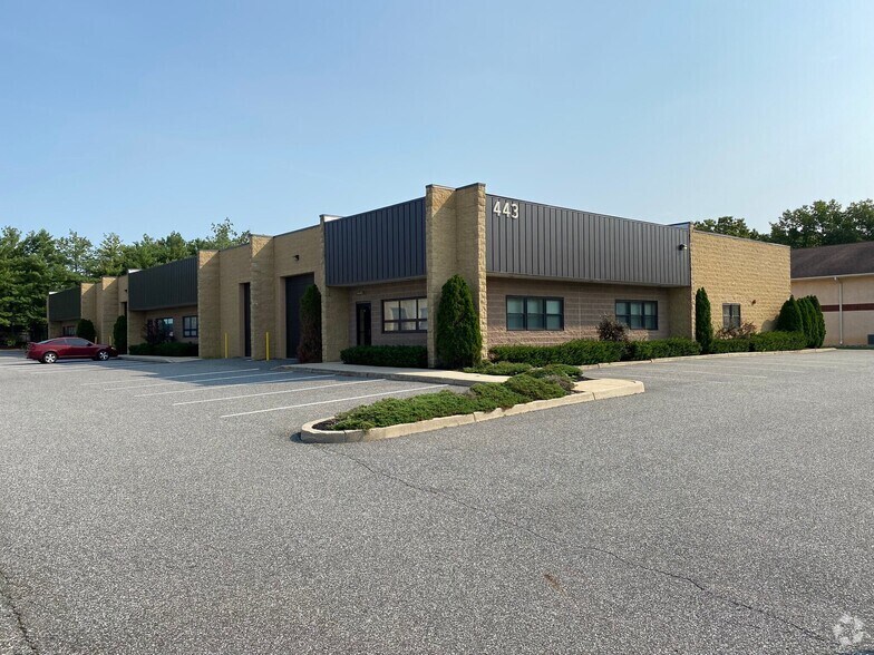 443 Commerce Ln, West Berlin, NJ à louer - Photo de l’immeuble – Image 2 sur 6