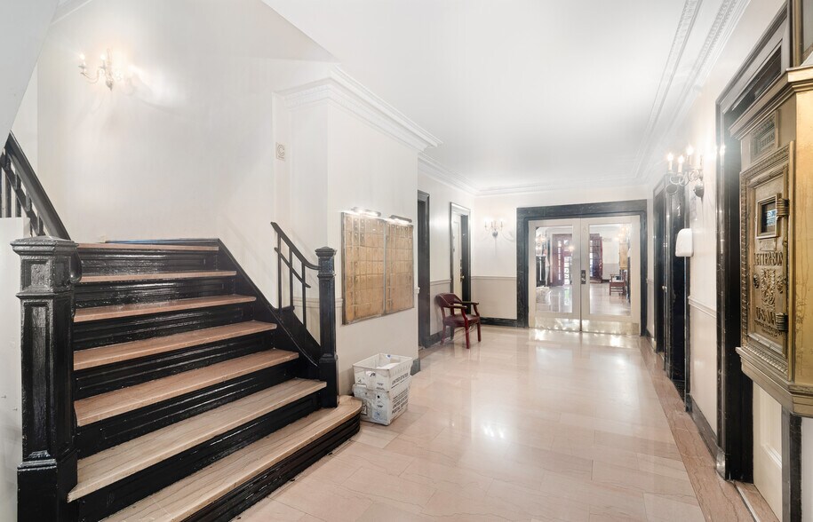 136 E 36th St, New York, NY à vendre - Hall d’entrée – Image 2 sur 12